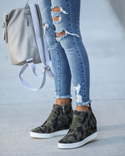 Load image into Gallery viewer, Extra Mile Wedge Sneaker - Camo