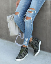 Load image into Gallery viewer, Extra Mile Wedge Sneaker - Camo